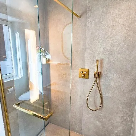 Luxus Neubau 65m² City Wohnung: R 公寓 *